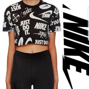 Nike®

Essential Wild Cropped T Shirt